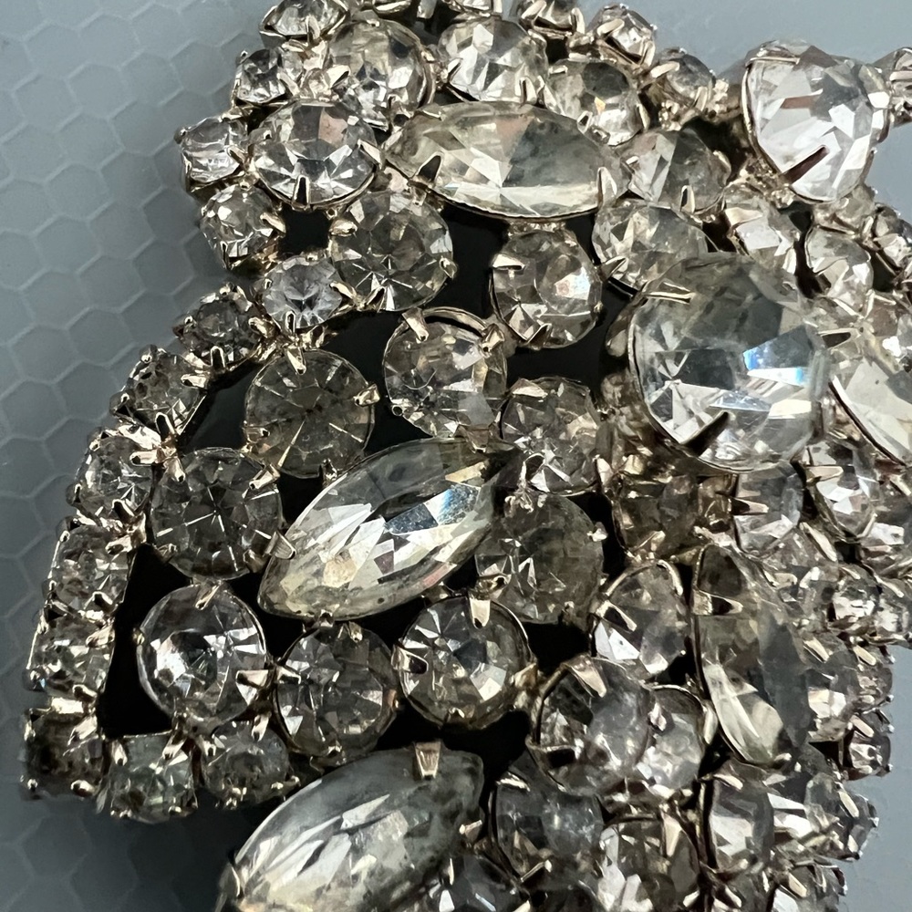 Large Vintage 1950's Leaf Rhinestone Brooch Pin - Picture 2 of 7